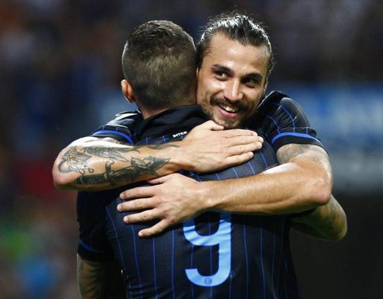 L&#39;abbraccio tra Osvaldo e Icardi: entrambi in gol questa sera contro lo Stjarnan. Lapresse